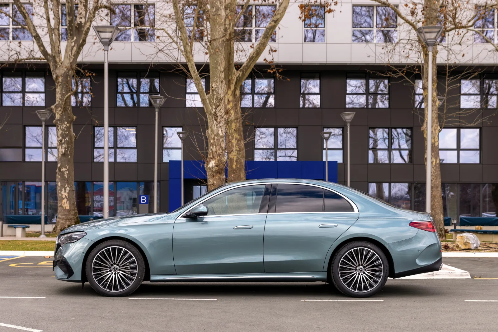 Mercedes-Benz E-класс с водителем в Белграде
